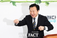 [TF포토] 주먹 쥔 손학규 대표, '지금 인사하러 갑니다!'