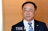 [TF포토] 굳은 표정의 홍남기 부총리