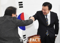 [TF포토] 악수 대신 주먹으로 인사하는 손학규 대표