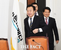 [TF포토] 회의장 들어서는 손학규 바른미래당 대표