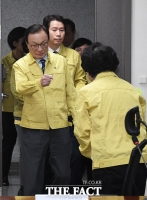 [TF포토] 주먹으로 인사하는 이해찬 대표