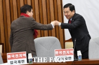 [TF포토] 심재철, '코로나 예방 인사법'