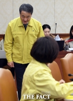 [TF포토] 유은혜 부총리에 인사하는 박능후 장관