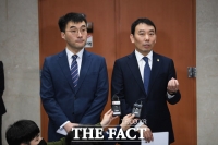 [TF포토] 질의응답하는 김남국-김용민