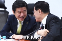 [TF포토] 밝게 웃는 유의동-정운천