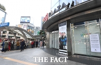 [TF포토] 문 닫힌 롯데백화점 바라보는 외국인들