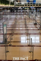 [TF포토] 신종 코로나로 텅 빈 체크인 카운터