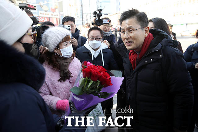 지지자들이 꽃다발을 전하자 꽃다발은 정중히 사양하겠습니다라고 말하고 있다.