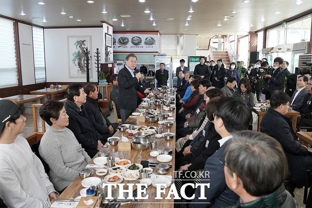 문재인 대통령이 9일 오후 충남 아산시의 한 식당에서 신종 코로나 바이러스 감염증을 피해 귀국한 중국 우한 교민들의 임시생활시설 지역 주민과 오찬 간담회를 하고 있다. /청와대 제공