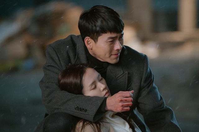 tvN 드라마 사랑의 불시착에서 윤세리가 리정혁을 구하기 위해 몸을 내던졌다. /tvN 제공