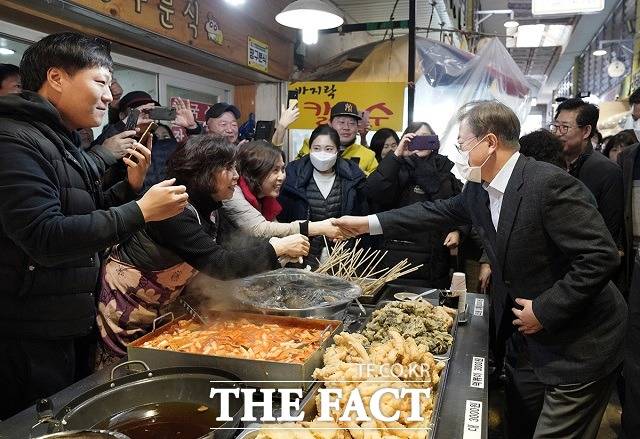 문재인 대통령이 9일 오후 충남 아산시 온양온천 전통시장을 방문해 상인들과 악수하며 인사를 나누고 있다. /청와대 제공