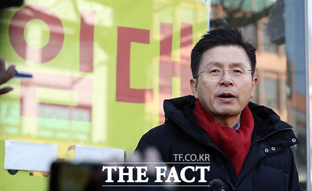 4·15 총선에서 서울 종로구에 공식 출마를 선언한 황교안 자유한국당 대표가 9일 오후 서울 종로구 관철동 젊음의 거리를 찾아 비어있는 상가를 둘러본 후 상가 앞에서 모두발언을 하고 있다. /김세정 기자