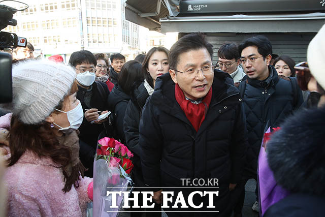 지지자들과 인사를 나누고 있다.