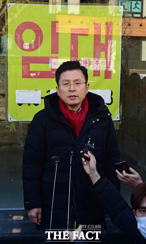 상가를 둘러본 뒤 황 대표가 모두발언을 하고 있다.