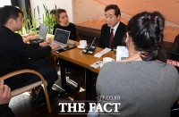 [TF포토] 취재진과 간담회 하는 이낙연