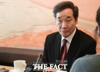 [TF포토] 취재진 질문에 답변하는 이낙연 전 총리