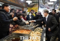  文대통령, 악수하고 시장 찾고…평범한 '일상 생활' 메시지
