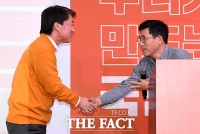 [TF포토] '손 잡은 안철수-진중권'