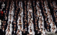  신종코로나 불구 3만명 통일교 합동결혼식, '마스크 낀 진풍경'