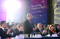 [TF포토] 인사하는 그로 할렘 브룬틀란 전 노르웨이 총리