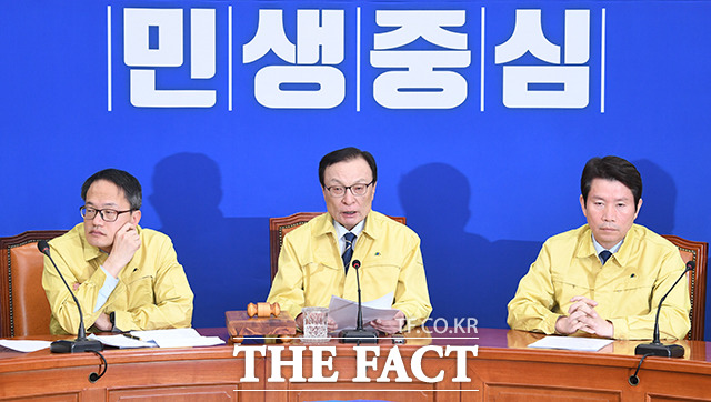 발언하는 이해찬 더불어민주당 대표(가운데)