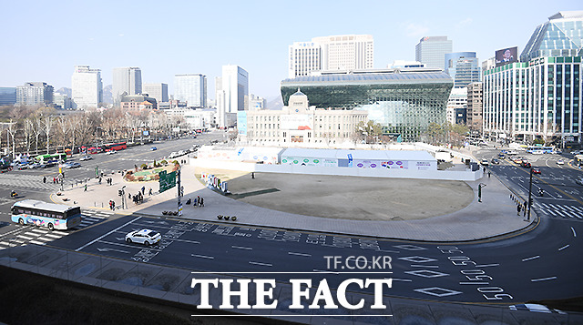 신종 코로나바이러스 감염증 확산 우려가 지속되는 지난 8일 서울 시청광장 일대가 한산한 모습을 보이고 있다. 서울광장 앞 스케이트장 역시 조기 폐장됐다. /이새롬 기자