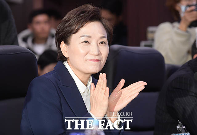 박수치는 김현미 장관