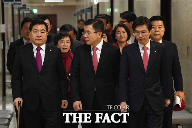 최고위원회의 참석하는 자유한국당 지도부