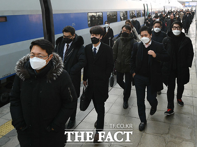 신종 코로나바이러스 감염증의 확산 우려가 지속되는 10일 오전 서울 용산구 서울역을 찾은 시민들이 마스크를 쓰고 발걸음을 재촉하고 있다. /이동률 기자