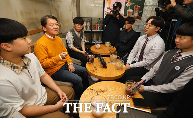 안철수 국민당(가칭) 창당준비위원장(왼쪽 두번째)이 10일 오후 서울 서대문구 한 커피전문점에서 내일의 YOUTH 18세 유권자들과의 간담회를 갖고 고등학생 유권자들과 만나 대화를 나누고 있다. /이선화 기자