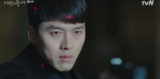 tvN 주말드라마 사랑의 불시착 14회에서 현빈(리정혁 역)은 오만석(조철강 역)의 총을 맞고 쓰러졌다. /tvN 사랑의 불시착 캡처