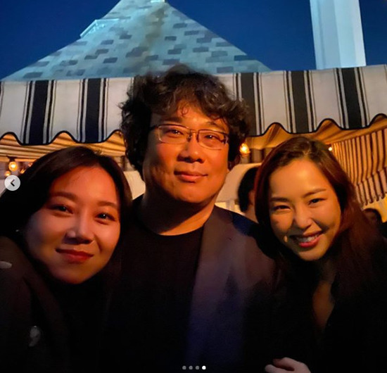 배우 공효진은 자신의 SNS에 영화 기생충의 주역들과 함께 찍은 사진을 올리며 축하를 전했다. /공효진 SNS 캡처