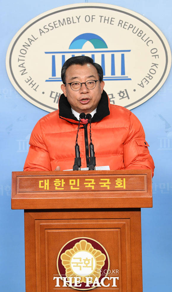 이정현 의원이 10일 종로 출마를 포기한다고 밝혔다. 이 의원이 지난 4일 국회 정론관에서 서울 종로에 출마하겠다고 선언하는 모습. /남윤호 기자