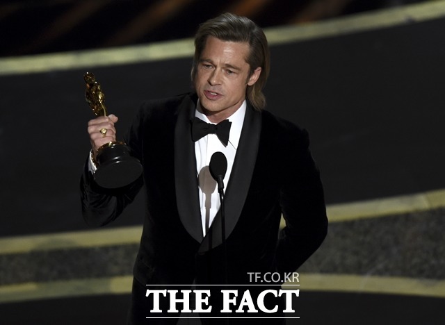 브래드 피트가 제92회 아카데미 시상식에서 영화 원스 어폰 어 타임 인 할리우드으로 남우조연상을 수상했다. /로스앤젤레스=AP.뉴시스