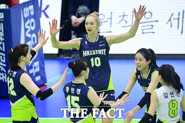 오는 11일(화) 오후 7시에 수원실내체육관에서 열리는 2019-20시즌 V리그 여자부 현대건설-한국도로공사전을 대상으로 한 배구토토 매치 20회차 투표율 중간집계 결과, 참가자들은 홈팀 현대건설의 우세를 예상하는 것으로 나타났다./KOVO 제공