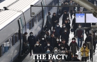 [TF포토] 기차에서 내리는 마스크의 행렬