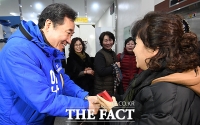 [TF포토] 주민들과 손 맞잡은 이낙연