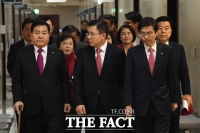 [TF포토] 황교안-심재철, 대화 나누며 회의 참석