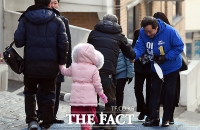 [TF포토] 종로 지역 주민들과 인사 나누는 이낙연