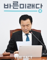 [TF포토] 고민하는 손학규 대표