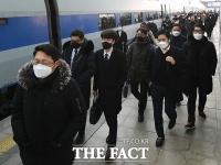 [TF포토] 열차 이용에 마스크는 필수