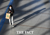 [TF포토] 마스크 쓰고 이동하는 시민