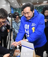 [TF포토] 손 소독하는 이낙연 전 총리