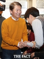 [TF포토] 고등학생 유권자와 악수하는 안철수