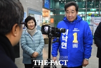 [TF포토] 열화상 카메라로 발열 검사 받는 이낙연