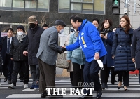 [TF포토] '종로 출마한 이낙연입니다'