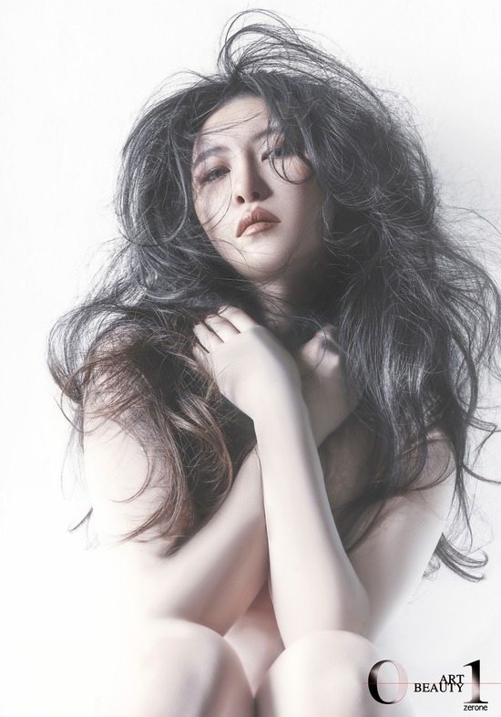 예지가 제로원 매거진 화보를 통해 이전에 보여주지 않았던 고혹미를 뽐냈다. /제로원 매거진 제공
