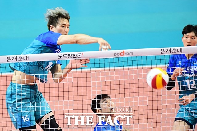 오는 12일(수) 오후 7시에 수원실내체육관에서 열리는 2019-20시즌 V리그 남자부 한국전력-우리카드전을 대상으로 한 배구토토 매치 21회차 투표율 중간집계 결과, 참가자들은 원정팀 우리카드의 우세를 예상하는 것으로 나타났다./KOVO 제공