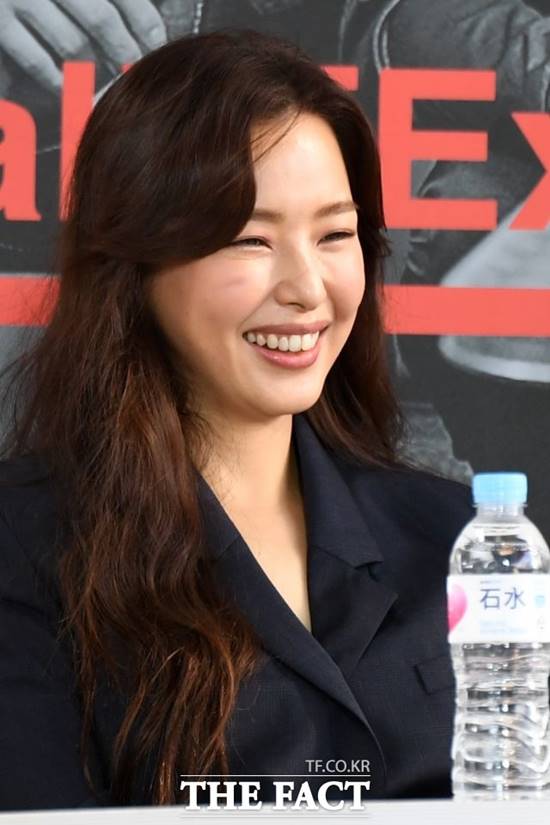 이하늬는 기생충 축하 파티 인증샷을 삭제하고 언짢으신 분들이 계셨다면 죄송하다고 사과했다. /더팩트DB