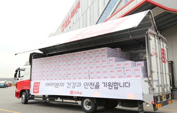 다이소는 생필품이 담긴 행복박스를 아워홈은 생수 3만 병을 신종 코로나 현장 근무자들에게 지원했다. /아성다이소 제공